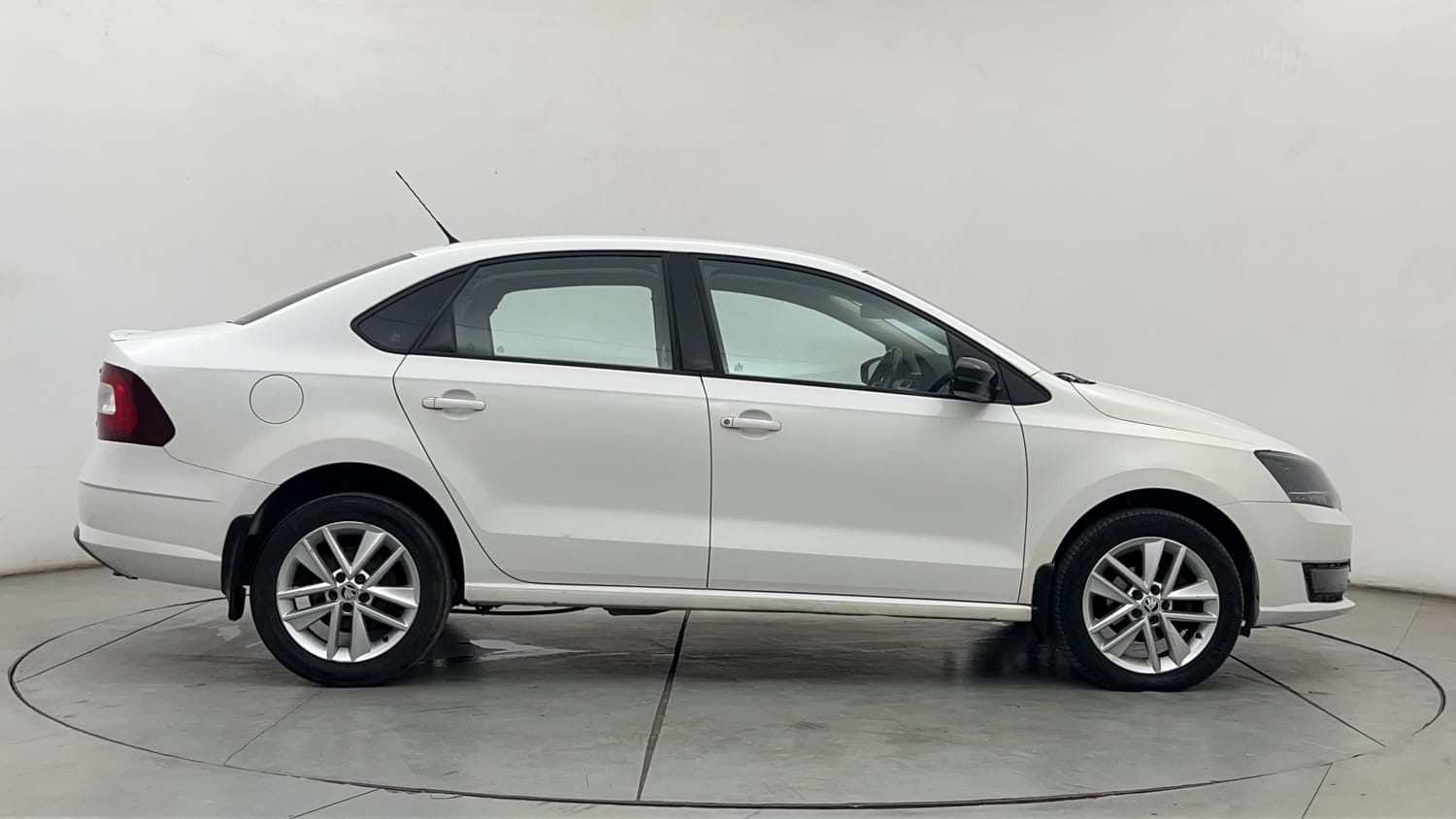 Used 2018 Skoda Rapid Style 1.6 MPI Petrol Manual exterior RIGHT SIDE VIEW