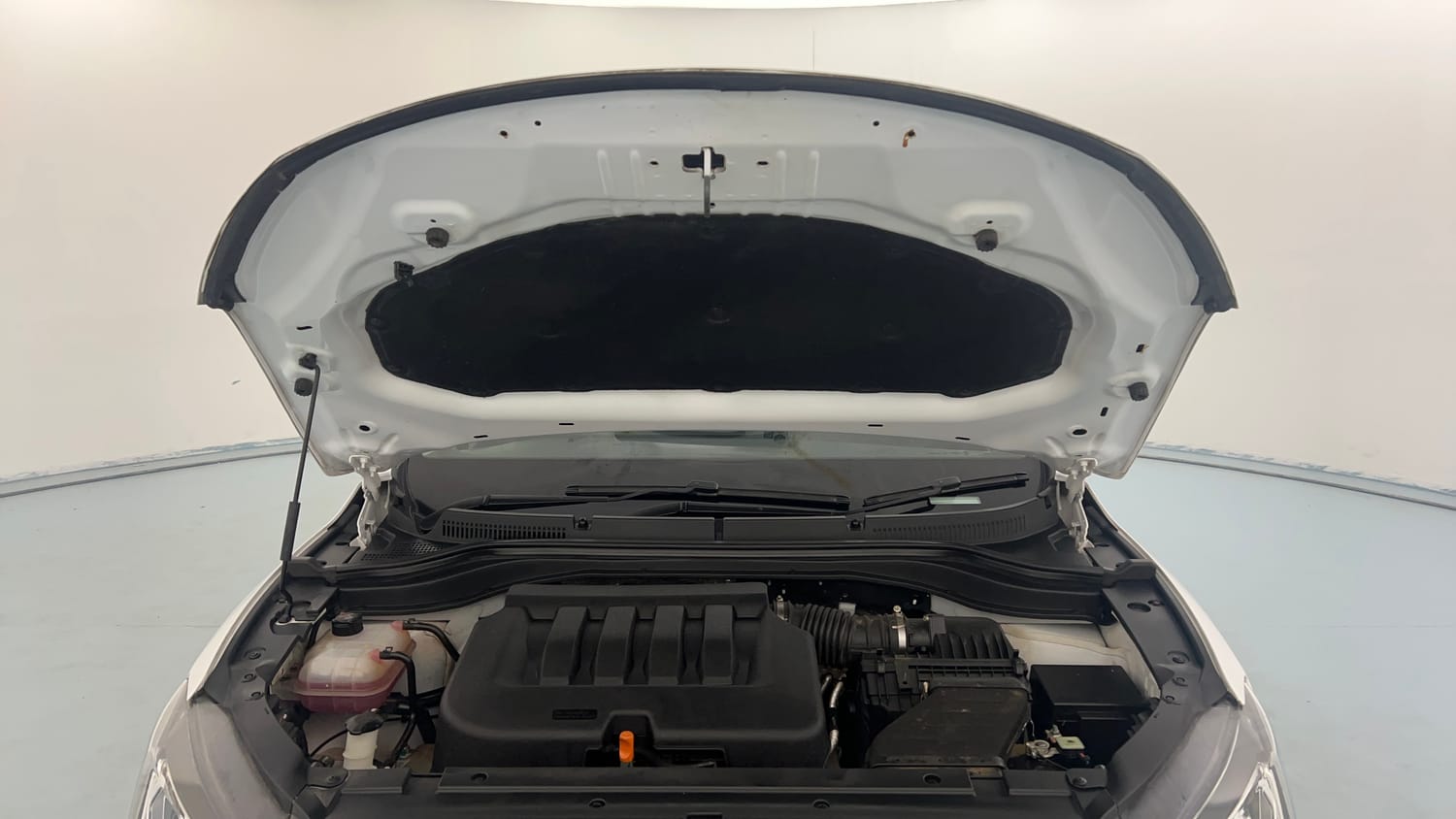 Used 2025 Mahindra XUV700 AX5 Petrol MT 7 STR Petrol Manual engine ENGINE & BONNET OPEN FRONT VIEW