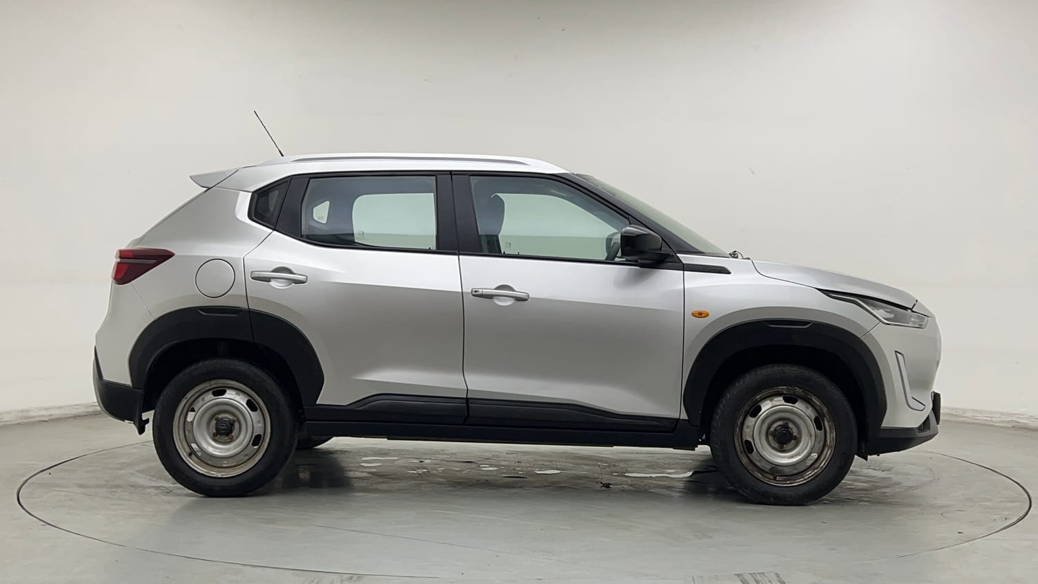 Used 2021 Nissan Magnite XE Petrol Manual exterior RIGHT SIDE VIEW