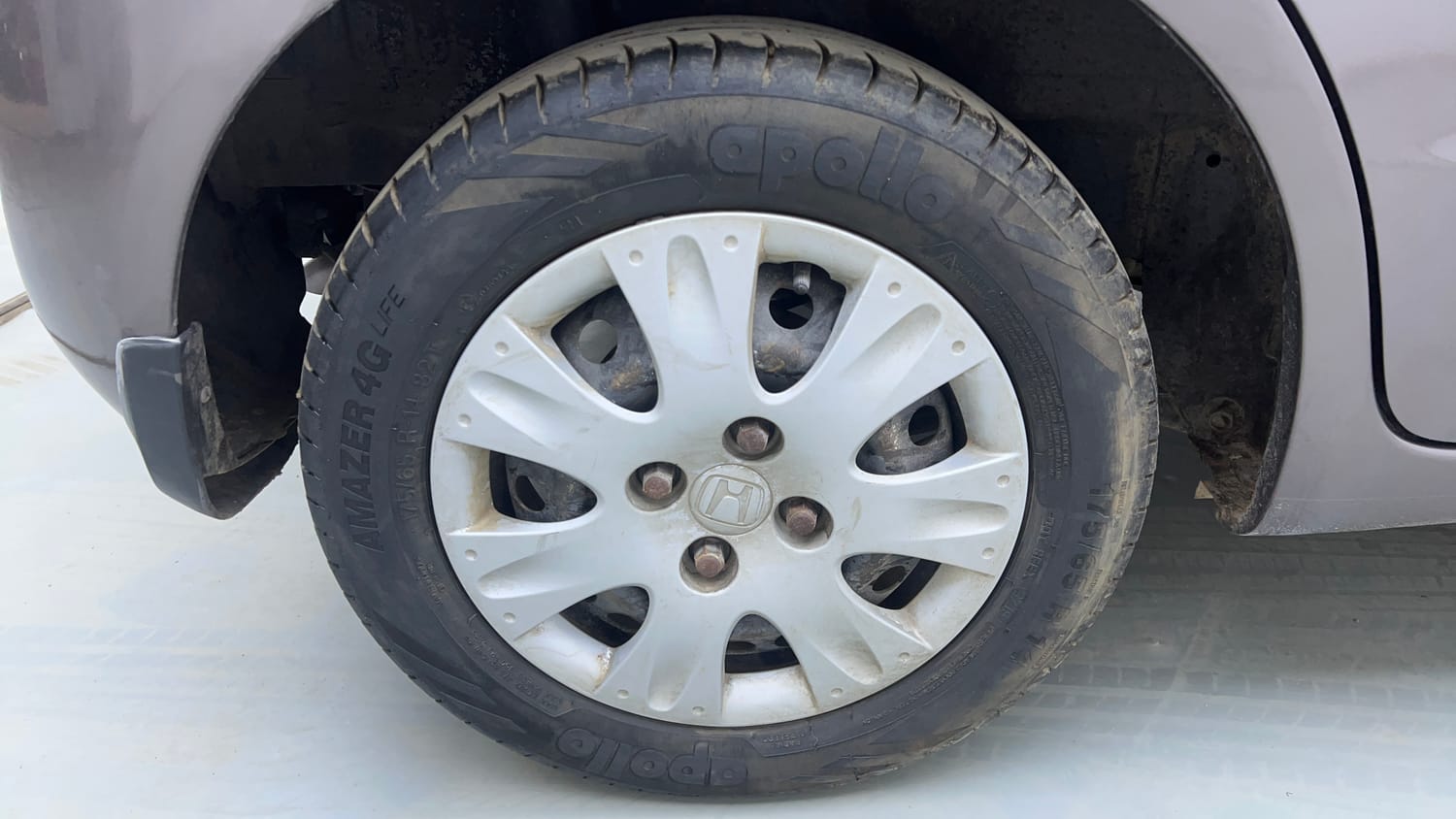 Used 2014 Honda Brio S MT Petrol Manual tyres RIGHT REAR TYRE RIM VIEW