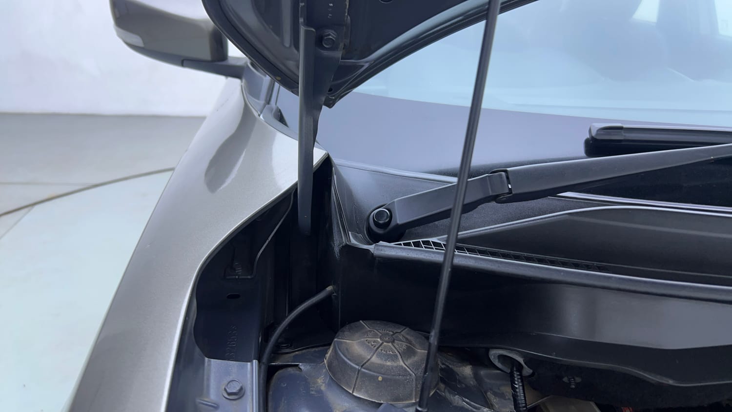 Used 2022 Maruti Suzuki Swift VXi Petrol Manual engine ENGINE RIGHT SIDE HINGE & APRON VIEW