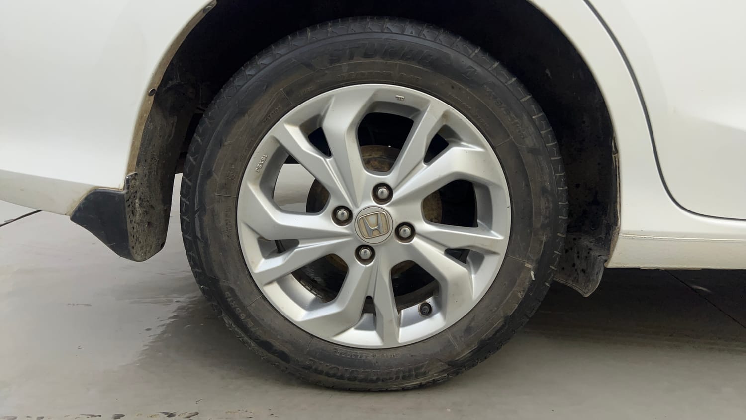 Used 2020 Honda Amaze 1.2 VX CVT Petrol Petrol Automatic tyres RIGHT REAR TYRE RIM VIEW