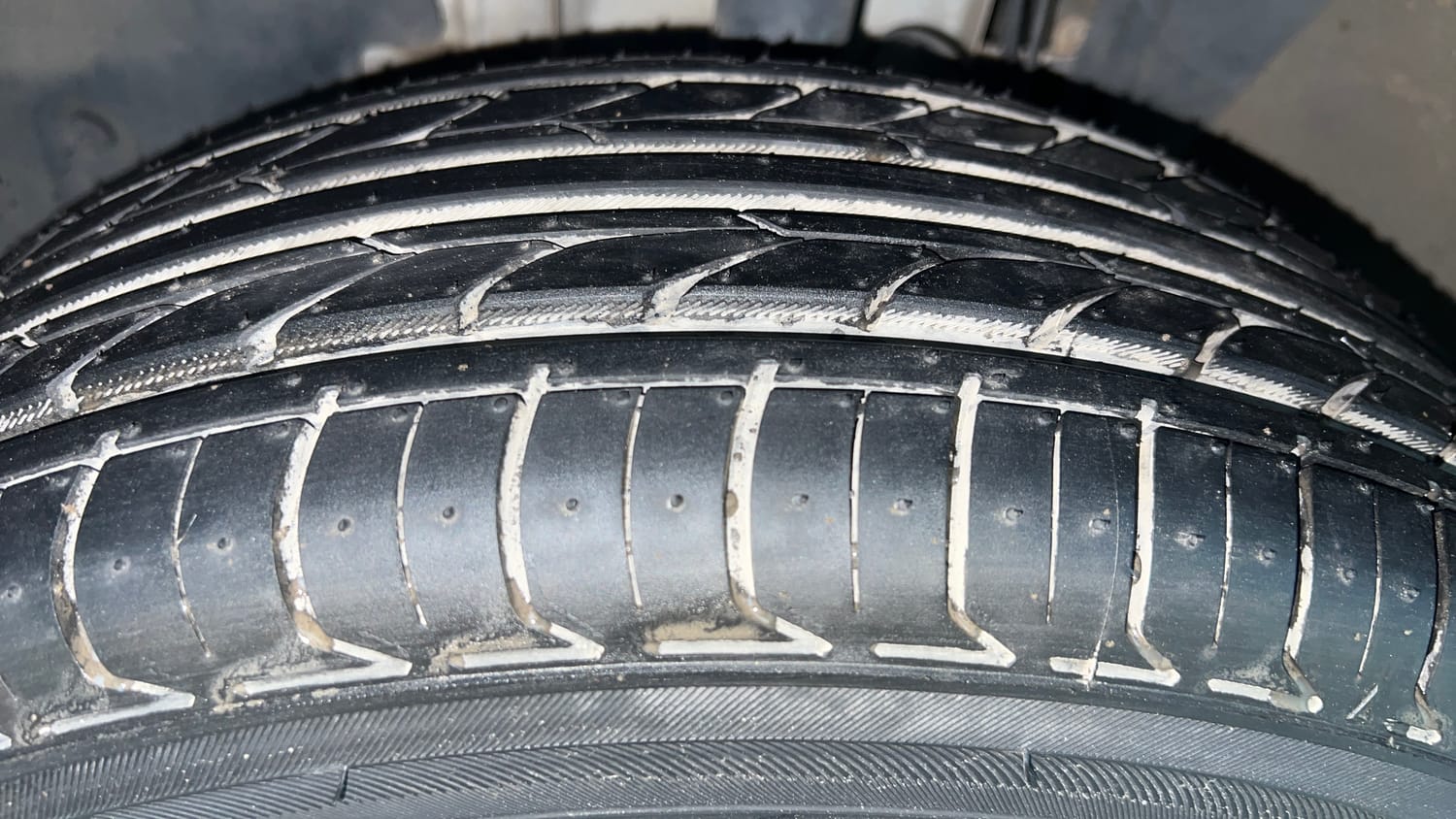 Used 2022 Renault Triber RXZ Petrol Automatic tyres LEFT FRONT TYRE TREAD VIEW