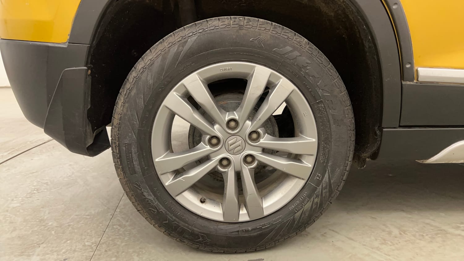 Used 2017 Maruti Suzuki Vitara Brezza ZDi+ Dual Tone Diesel Manual tyres RIGHT REAR TYRE RIM VIEW