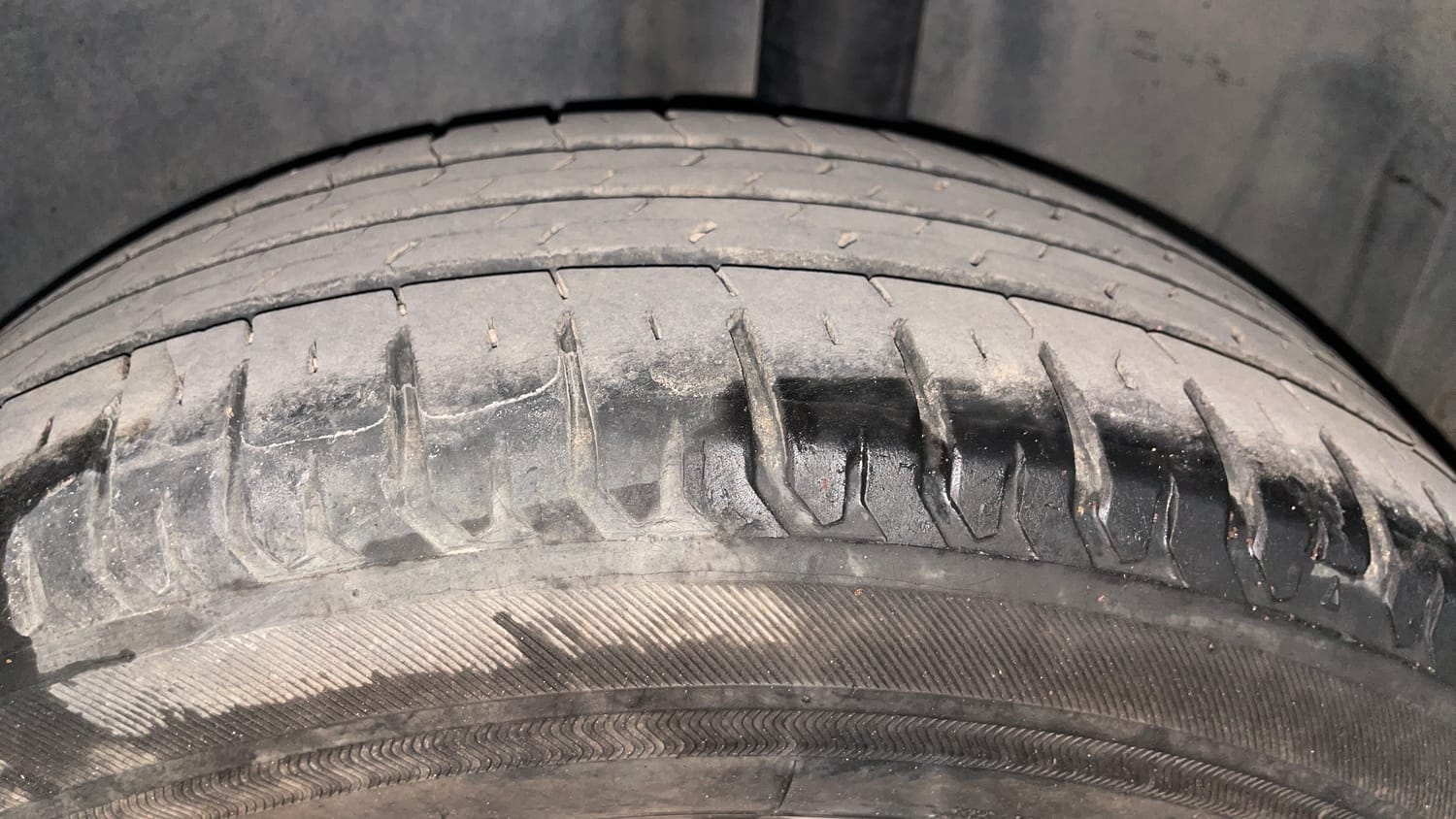 Used 2016 Volkswagen Ameo Highline 1.5L AT Diesel Automatic tyres LEFT REAR TYRE TREAD VIEW