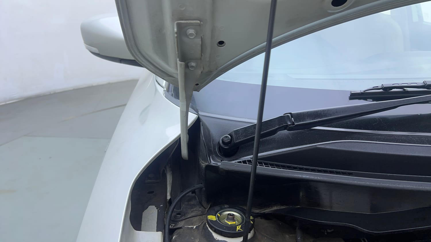 Used 2019 Maruti Suzuki Dzire VXi AMT Petrol Automatic engine ENGINE RIGHT SIDE HINGE & APRON VIEW