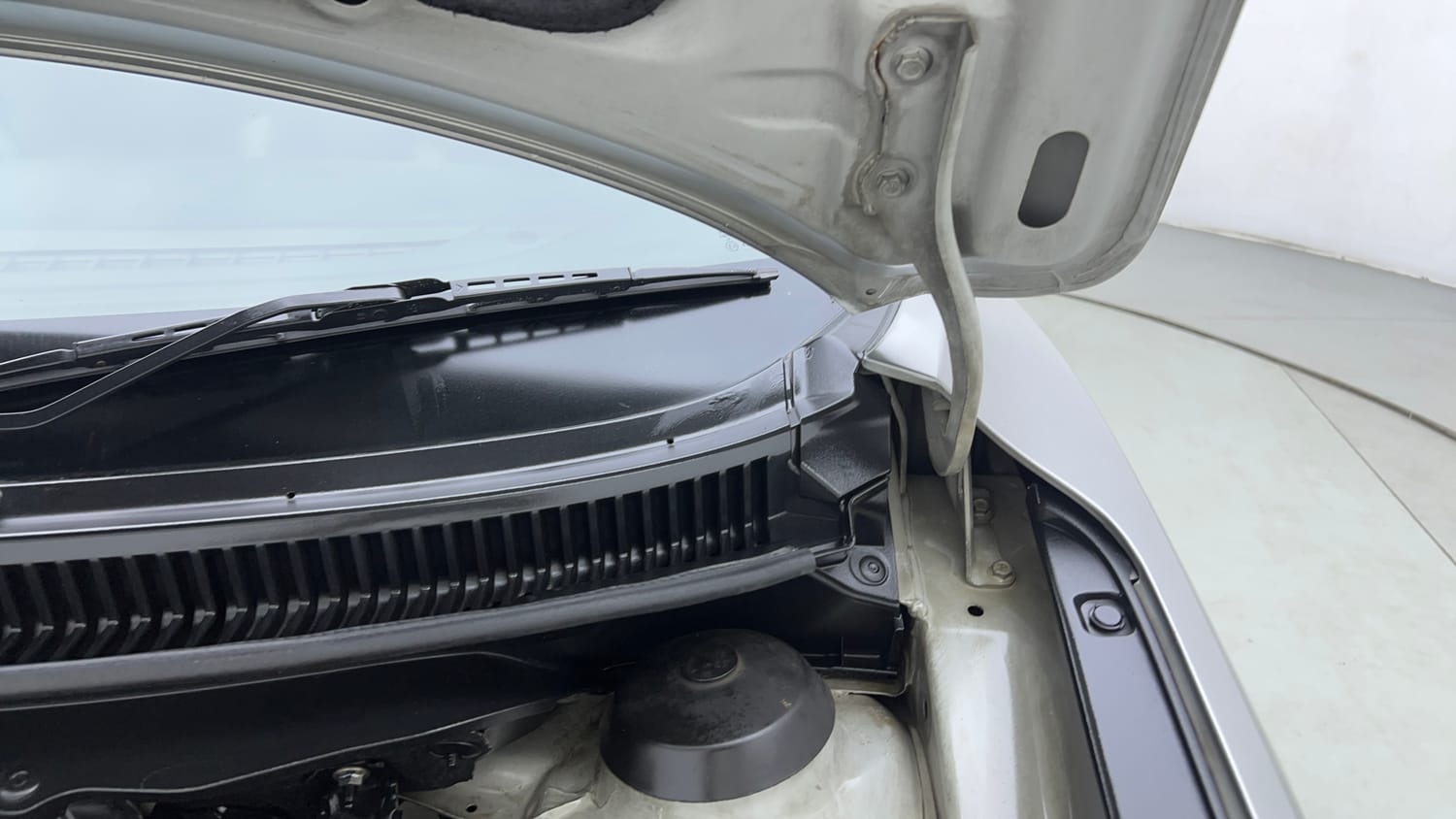 Used 2018 Maruti Suzuki Baleno Alpha 1.2 Petrol Manual engine ENGINE LEFT SIDE HINGE & APRON VIEW