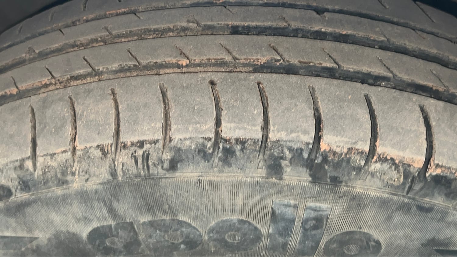 Used 2015 Maruti Suzuki Swift VXi Petrol Manual tyres RIGHT FRONT TYRE TREAD VIEW