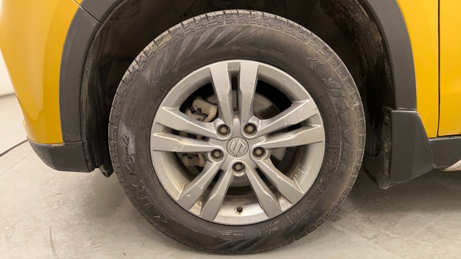 Used 2017 Maruti Suzuki Vitara Brezza ZDi+ Dual Tone Diesel Manual tyres LEFT FRONT TYRE RIM VIEW