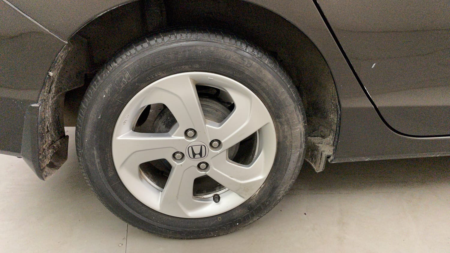 Used 2016 Honda City VX Petrol Manual tyres RIGHT REAR TYRE RIM VIEW