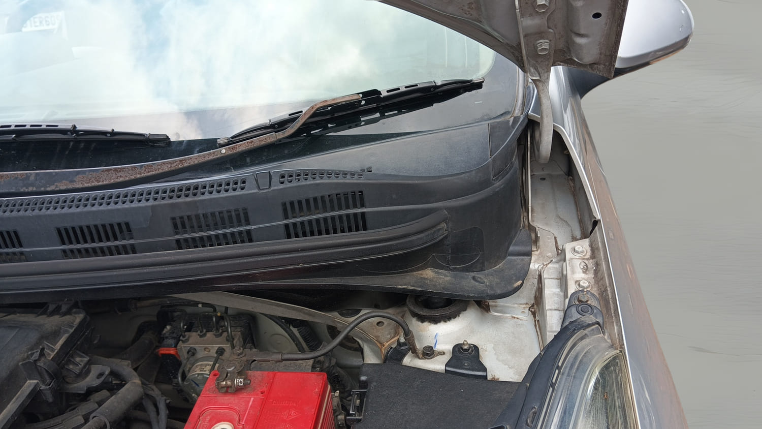 Used 2015 Hyundai Xcent S 1.2 (O) Petrol Manual engine ENGINE LEFT SIDE HINGE & APRON VIEW