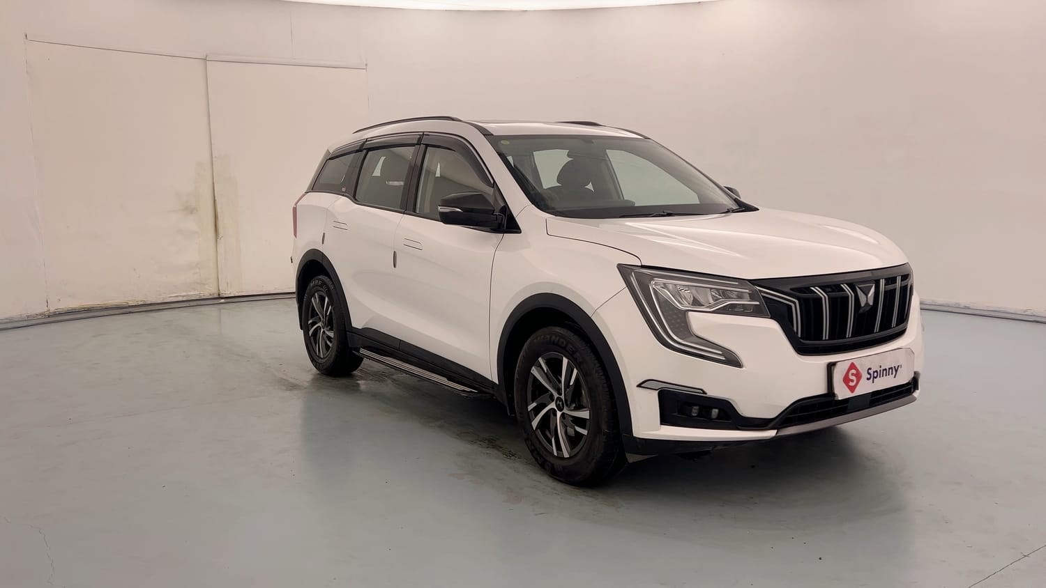 Used 2025 Mahindra XUV700 AX5 Petrol MT 7 STR Petrol Manual exterior RIGHT FRONT CORNER VIEW