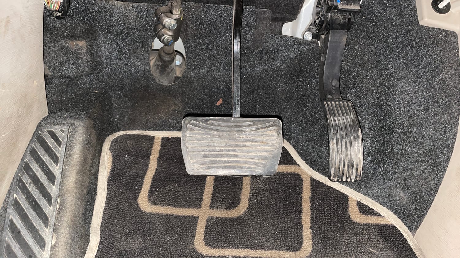 Used 2018 Mahindra XUV500 W9 AT Diesel Automatic interior PEDALS VIEW