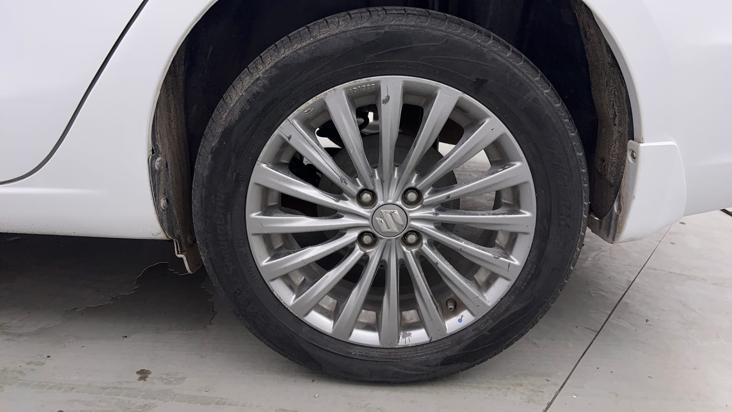 Used 2015 Maruti Suzuki Ciaz ZDi+ SHVS Diesel Manual tyres LEFT REAR TYRE RIM VIEW