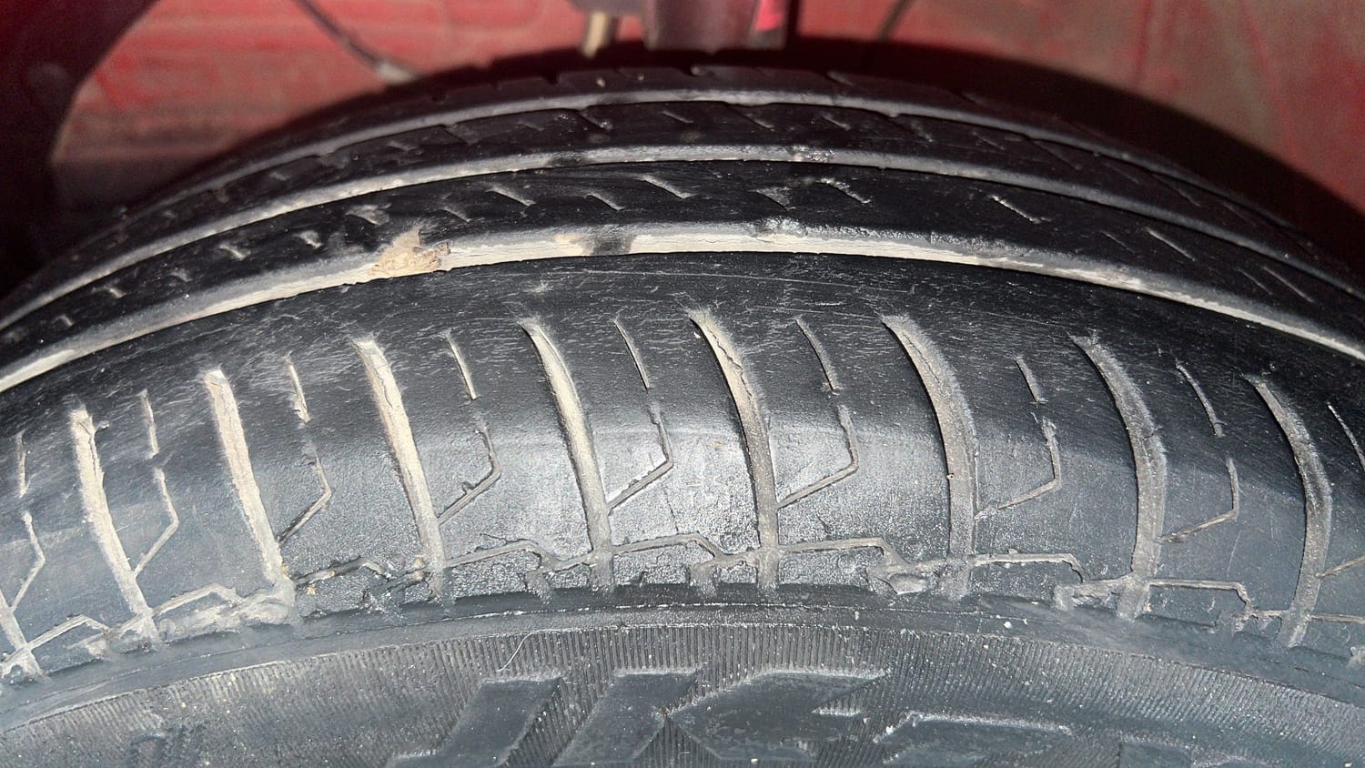 Used 2022 Maruti Suzuki Swift LXi Petrol Manual tyres LEFT FRONT TYRE TREAD VIEW
