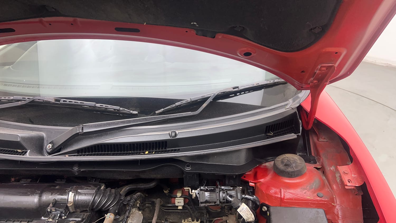 Used 2022 Maruti Suzuki Swift LXi Petrol Manual engine ENGINE LEFT SIDE HINGE & APRON VIEW