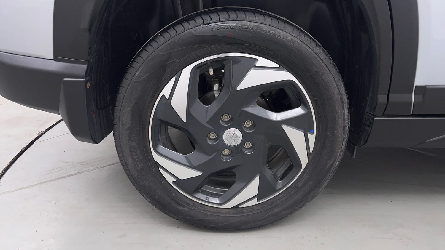 Used 2026 Maruti Suzuki Victoris LXI MT 2W Petrol Manual tyres RIGHT REAR TYRE RIM VIEW
