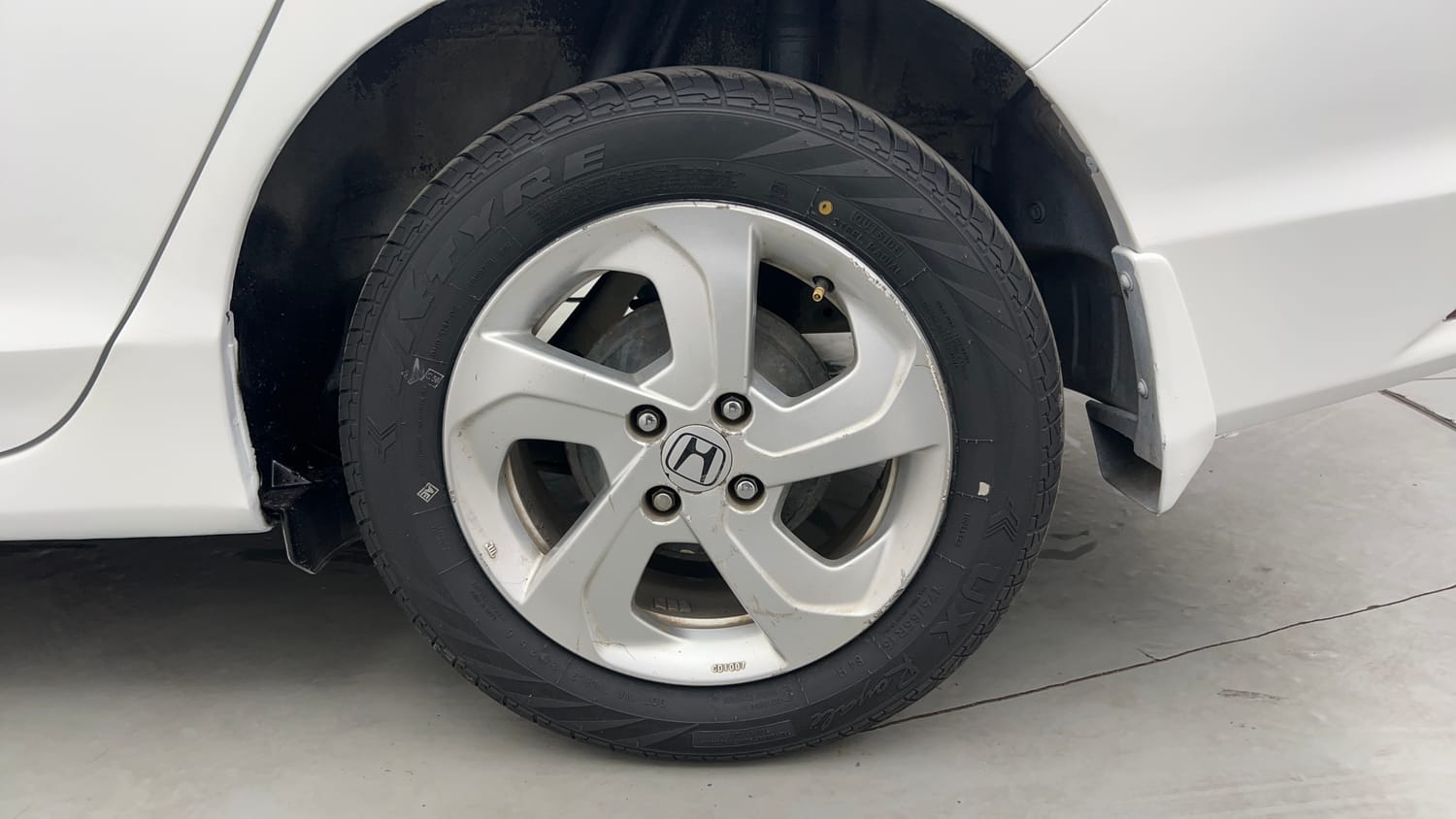 Used 2016 Honda City VX (O) MT BL Petrol Manual tyres LEFT REAR TYRE RIM VIEW