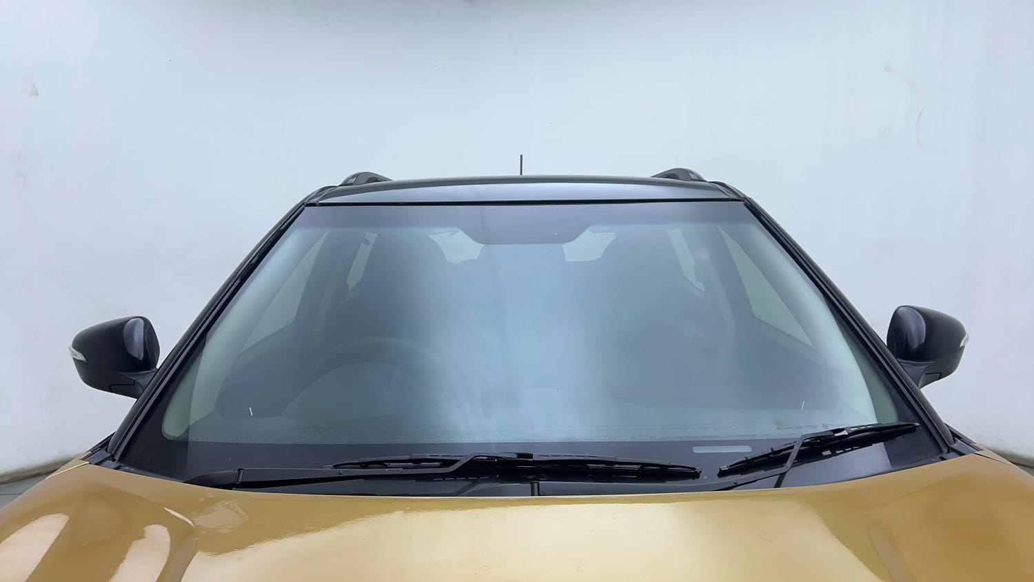 Used 2023 Mahindra XUV 300 W8 1.2 Petrol Petrol Manual exterior FRONT WINDSHIELD VIEW