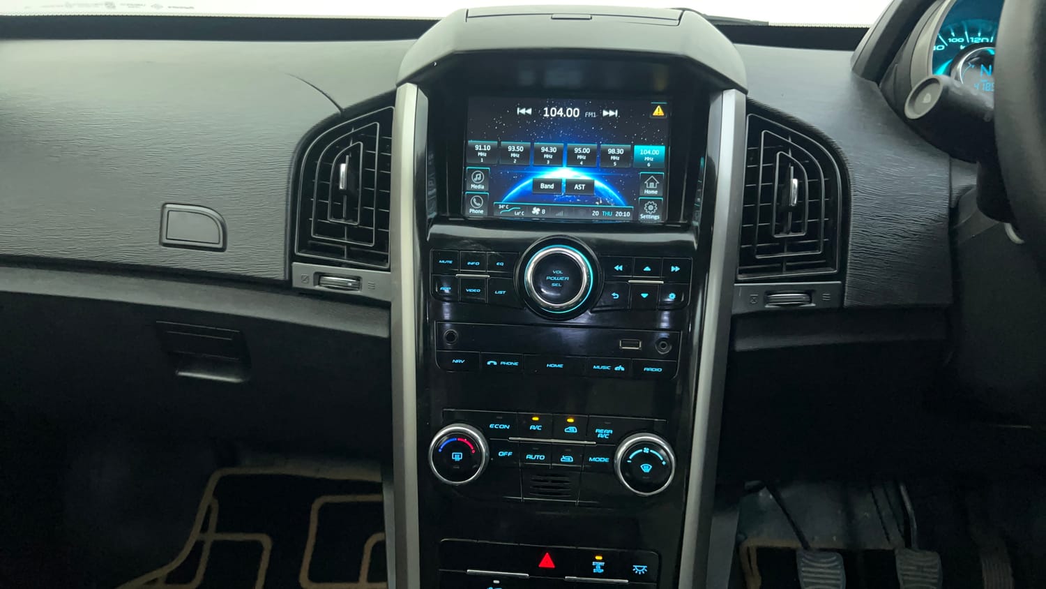 Used 2021 Mahindra XUV500 W9 Diesel Manual interior MUSIC SYSTEM & AC CONTROL VIEW