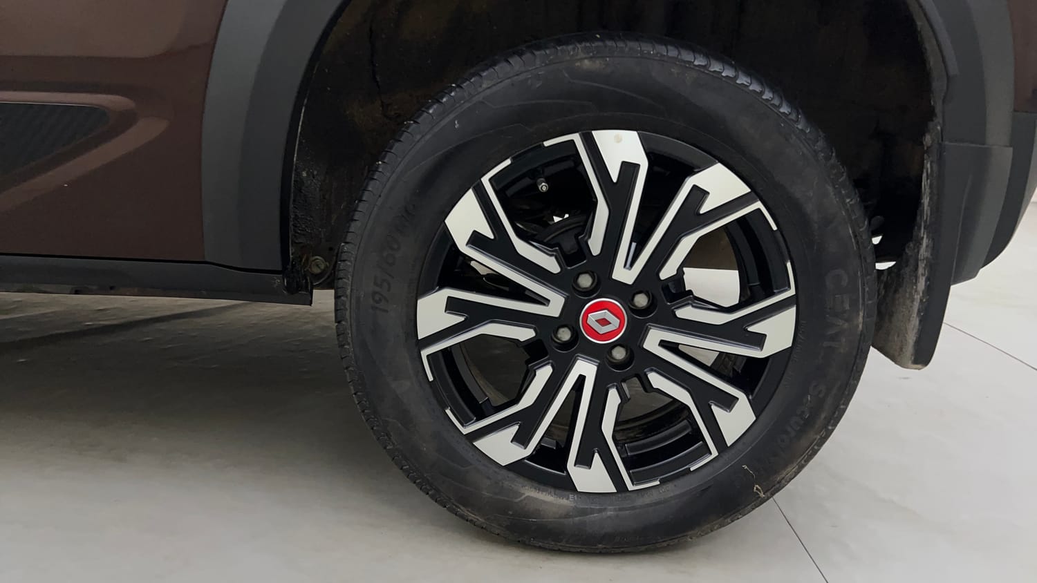 Used 2023 Renault Kiger RXZ Turbo MT Petrol Manual tyres LEFT REAR TYRE RIM VIEW