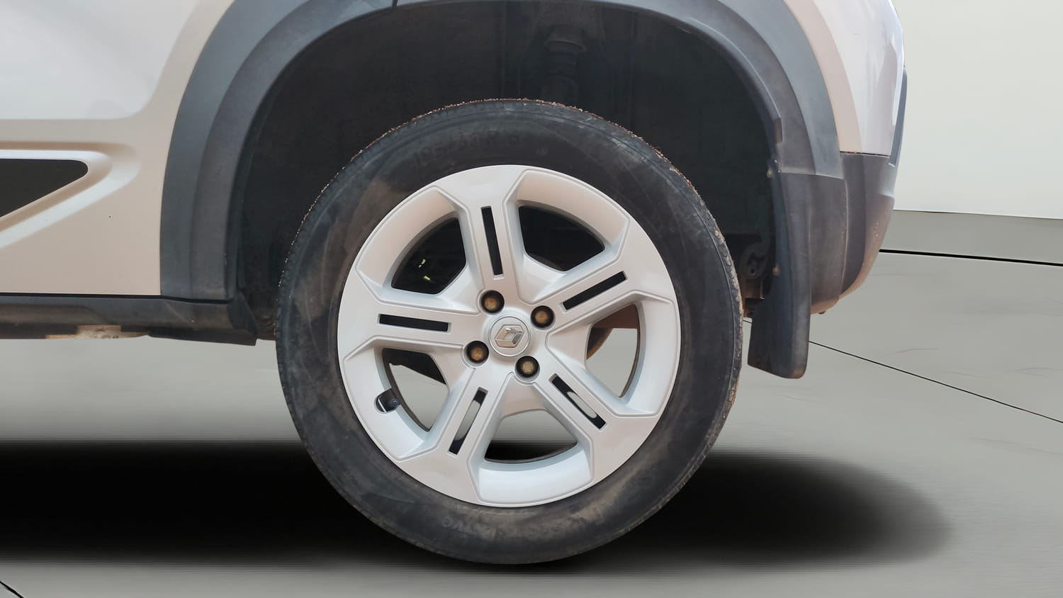 Used 2021 Renault Kiger RXT MT Petrol Manual tyres LEFT REAR TYRE RIM VIEW