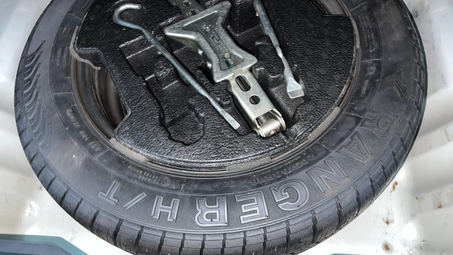 Used 2021 maruti-suzuki Vitara Brezza LXi Petrol Manual tyres SPARE TYRE VIEW