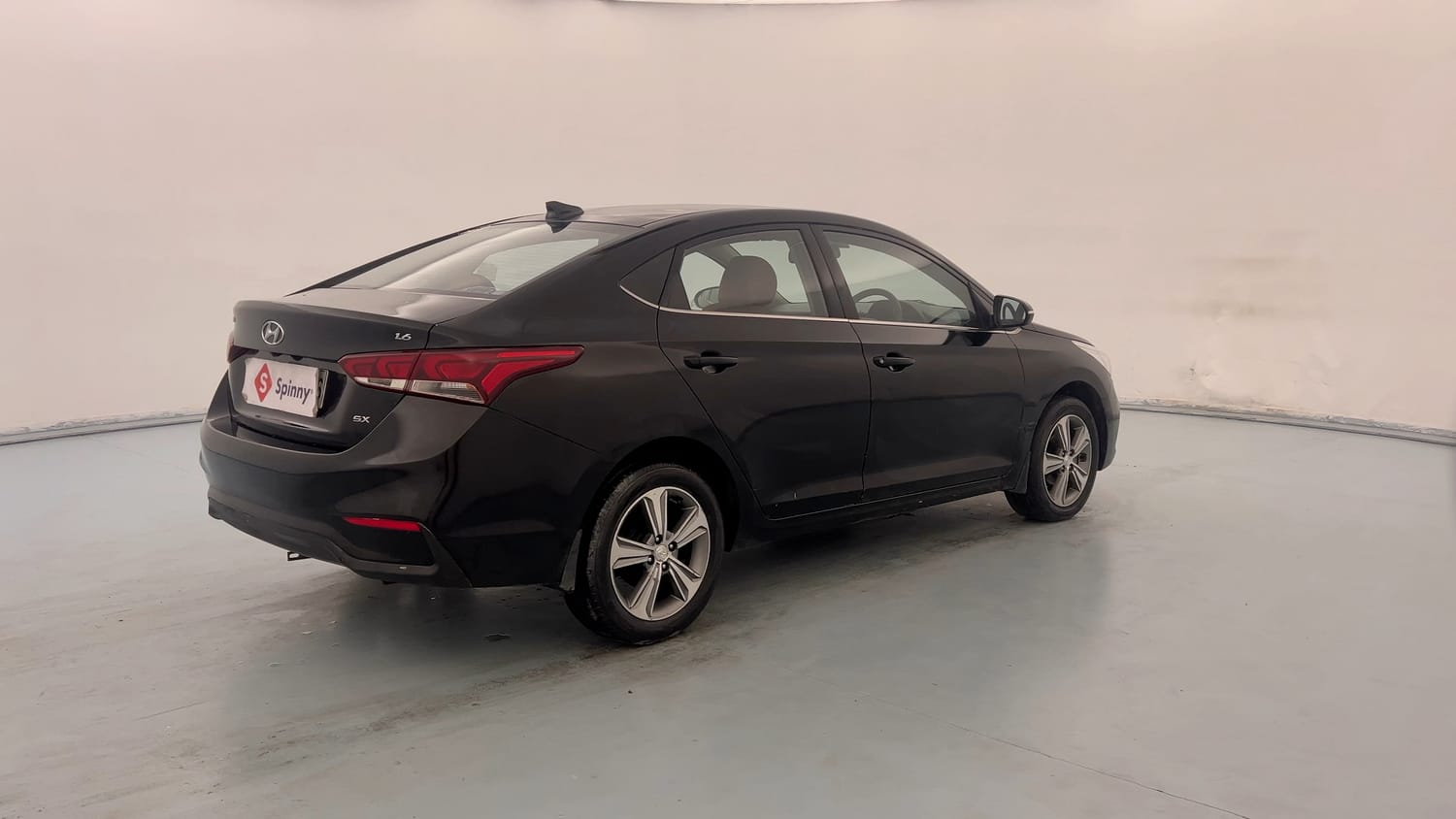 Used 2018 Hyundai Verna SX 1.6 VTVT Petrol Manual exterior RIGHT REAR CORNER VIEW