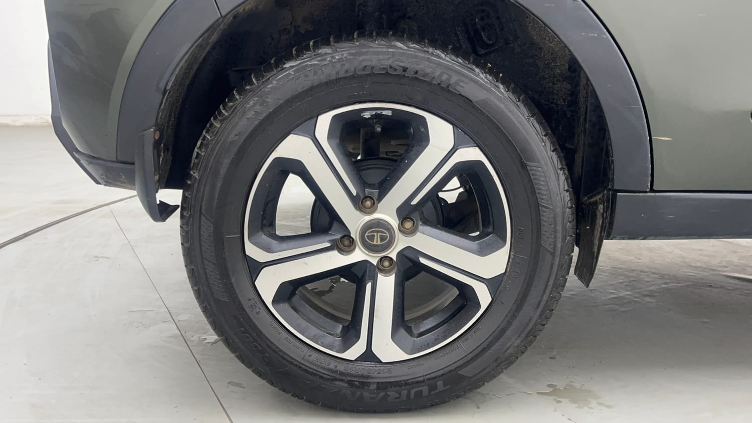 Used 2022 Tata Nexon XZA Plus (Premium) Diesel Diesel Automatic tyres RIGHT REAR TYRE RIM VIEW