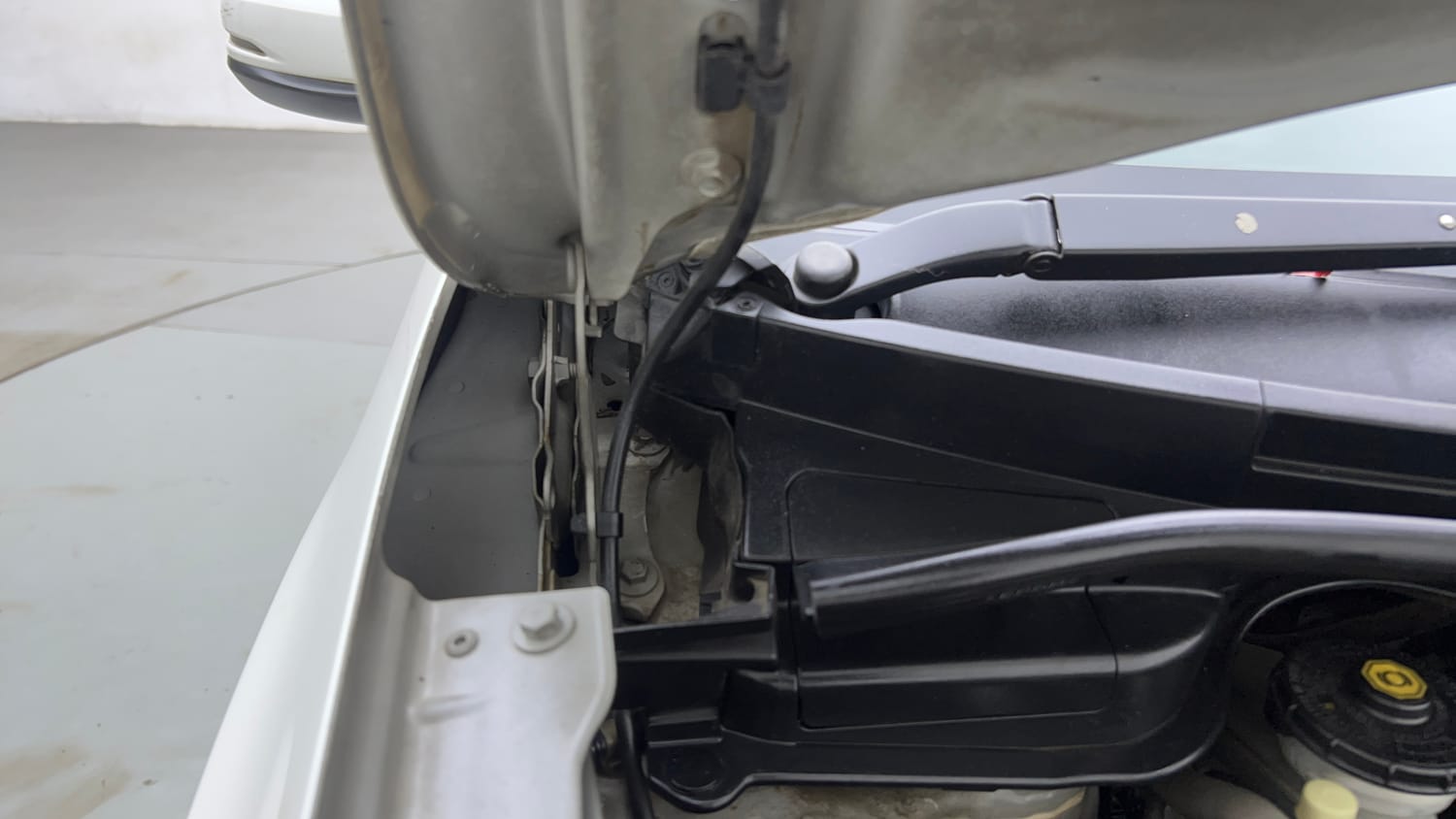 Used 2018 Honda WR-V VX MT Diesel Diesel Manual engine ENGINE RIGHT SIDE HINGE & APRON VIEW