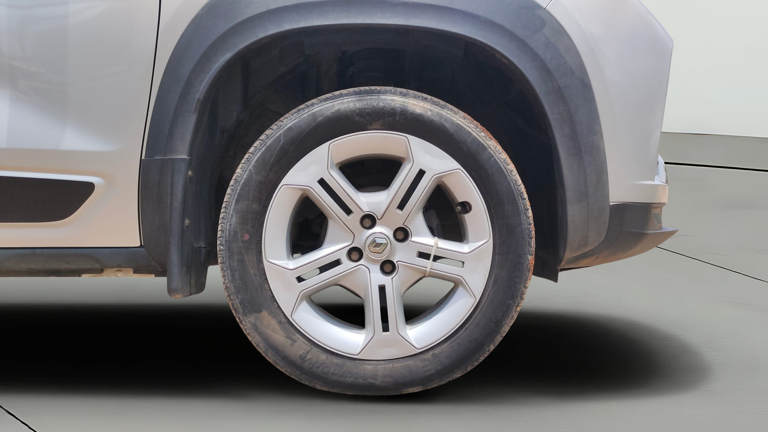 Used 2021 Renault Kiger RXT MT Petrol Manual tyres RIGHT FRONT TYRE RIM VIEW