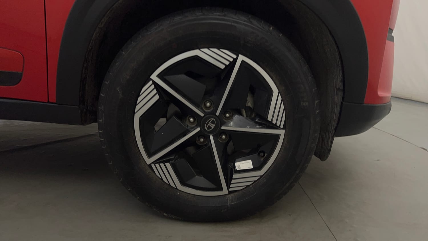 Used 2023 Tata Nexon Fearless Plus S 1.2 Revotron Petrol 7DCA DT Petrol Automatic tyres RIGHT FRONT TYRE RIM VIEW