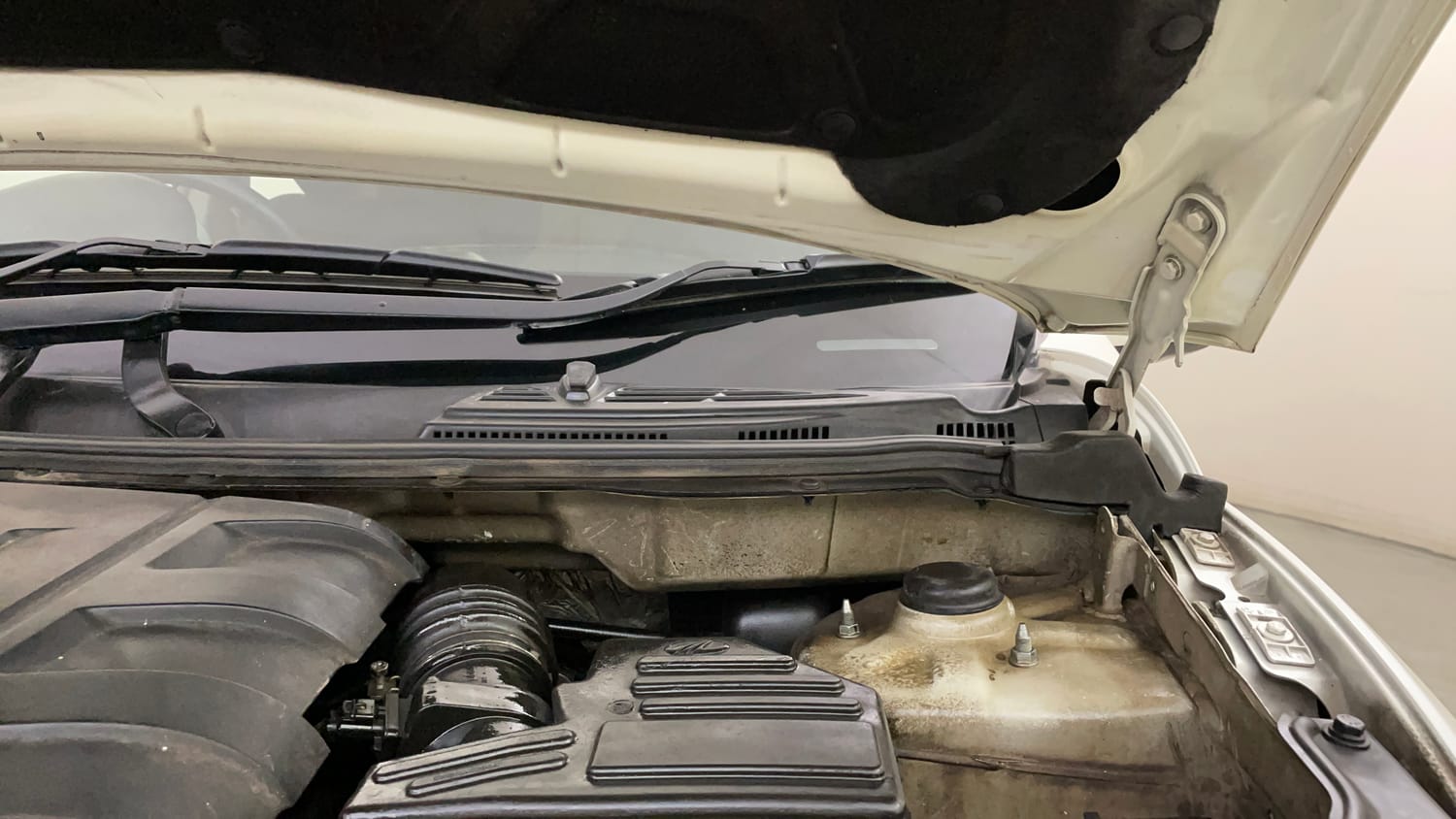 Used 2018 Mahindra XUV500 W9 AT Diesel Automatic engine ENGINE LEFT SIDE HINGE & APRON VIEW
