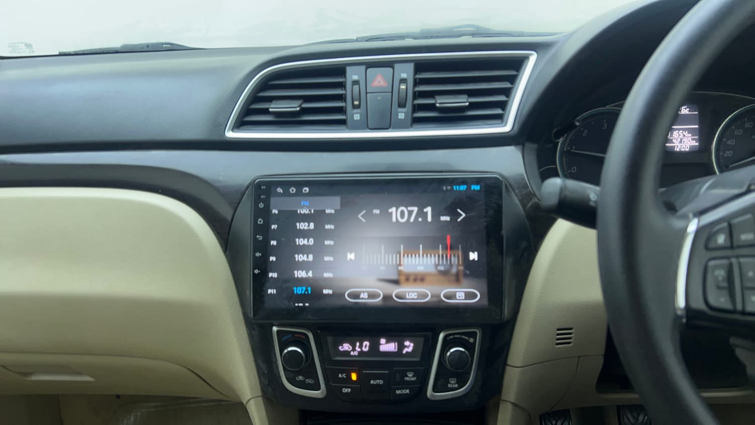 Used 2017 Maruti Suzuki Ciaz ZDi SHVS Diesel Manual top_features Integrated (in-dash) music system