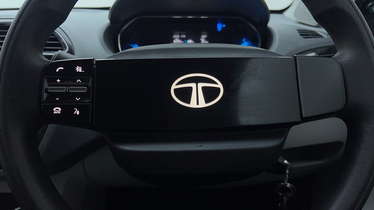Used 2026 Tata Tiago EV XT Medium Range Electric Automatic top_features Airbags