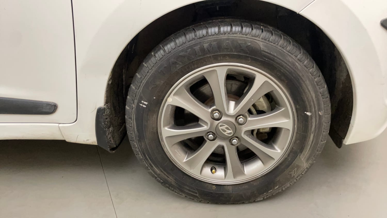 Used 2015 Hyundai Grand i10 Asta 1.2 Kappa VTVT (O) Petrol Manual tyres RIGHT FRONT TYRE RIM VIEW