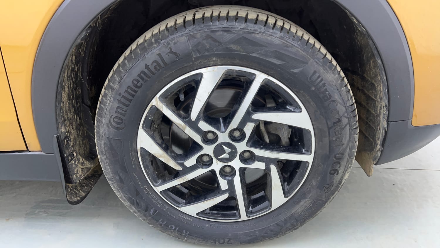 Used 2023 Mahindra XUV 300 W8 1.2 Petrol Petrol Manual tyres RIGHT FRONT TYRE RIM VIEW