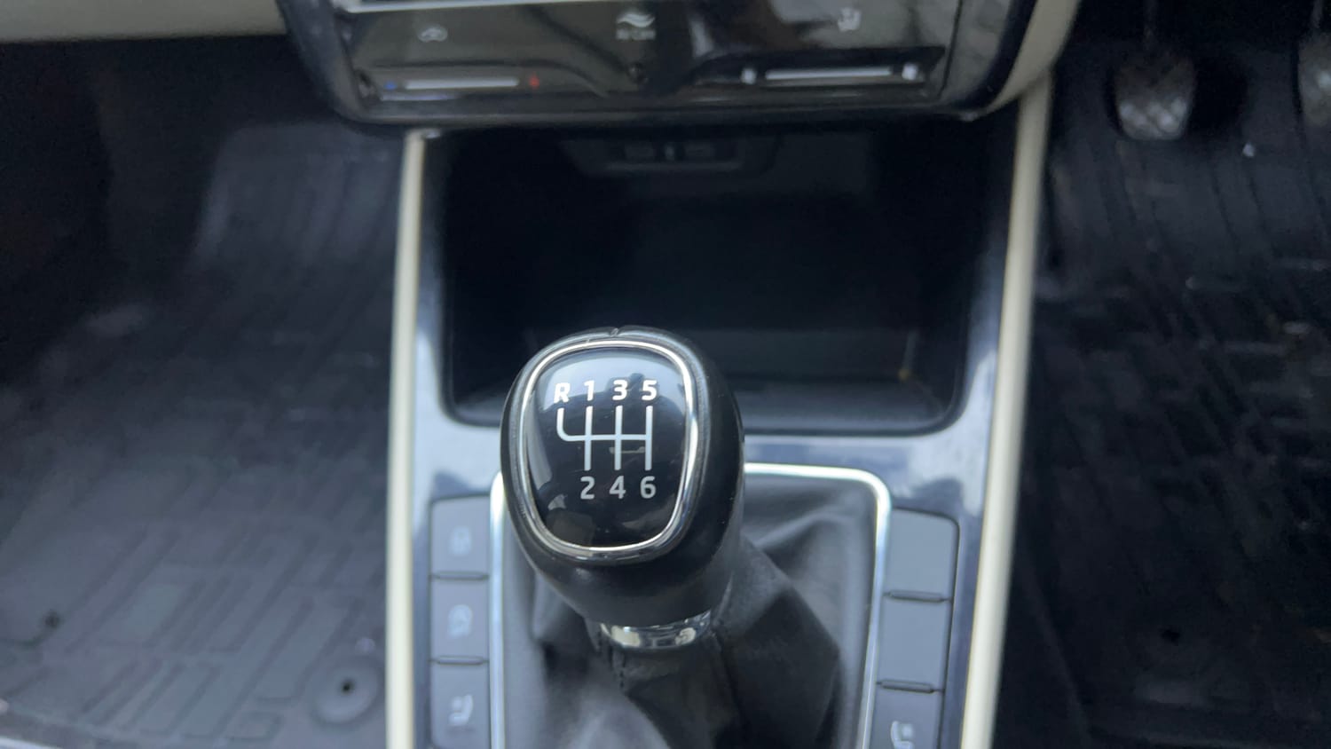 Used 2022 Skoda Slavia Style 1.0L TSI MT Petrol Manual interior GEAR  KNOB VIEW