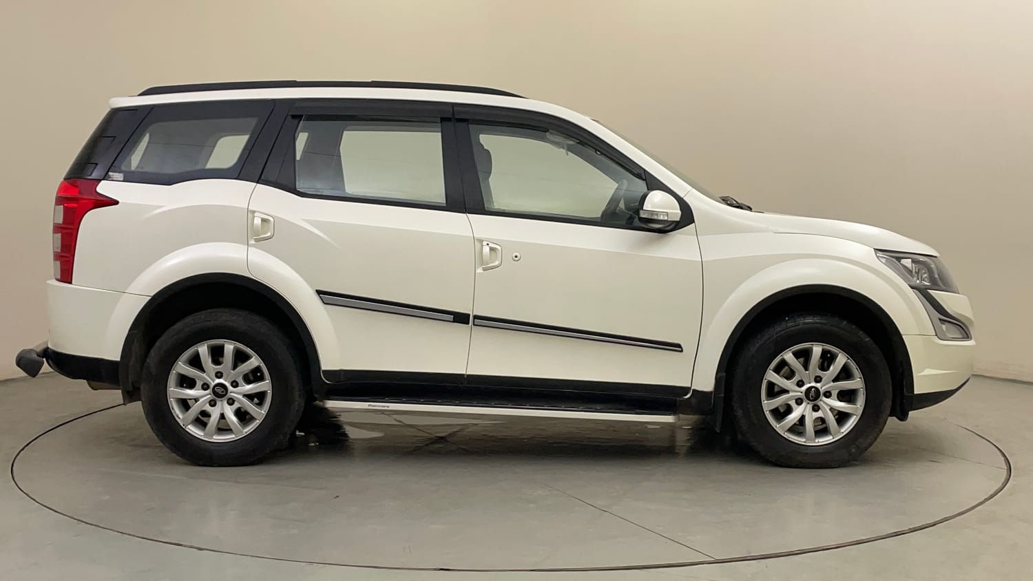 Used 2018 Mahindra XUV500 W9 AT Diesel Automatic exterior RIGHT SIDE VIEW
