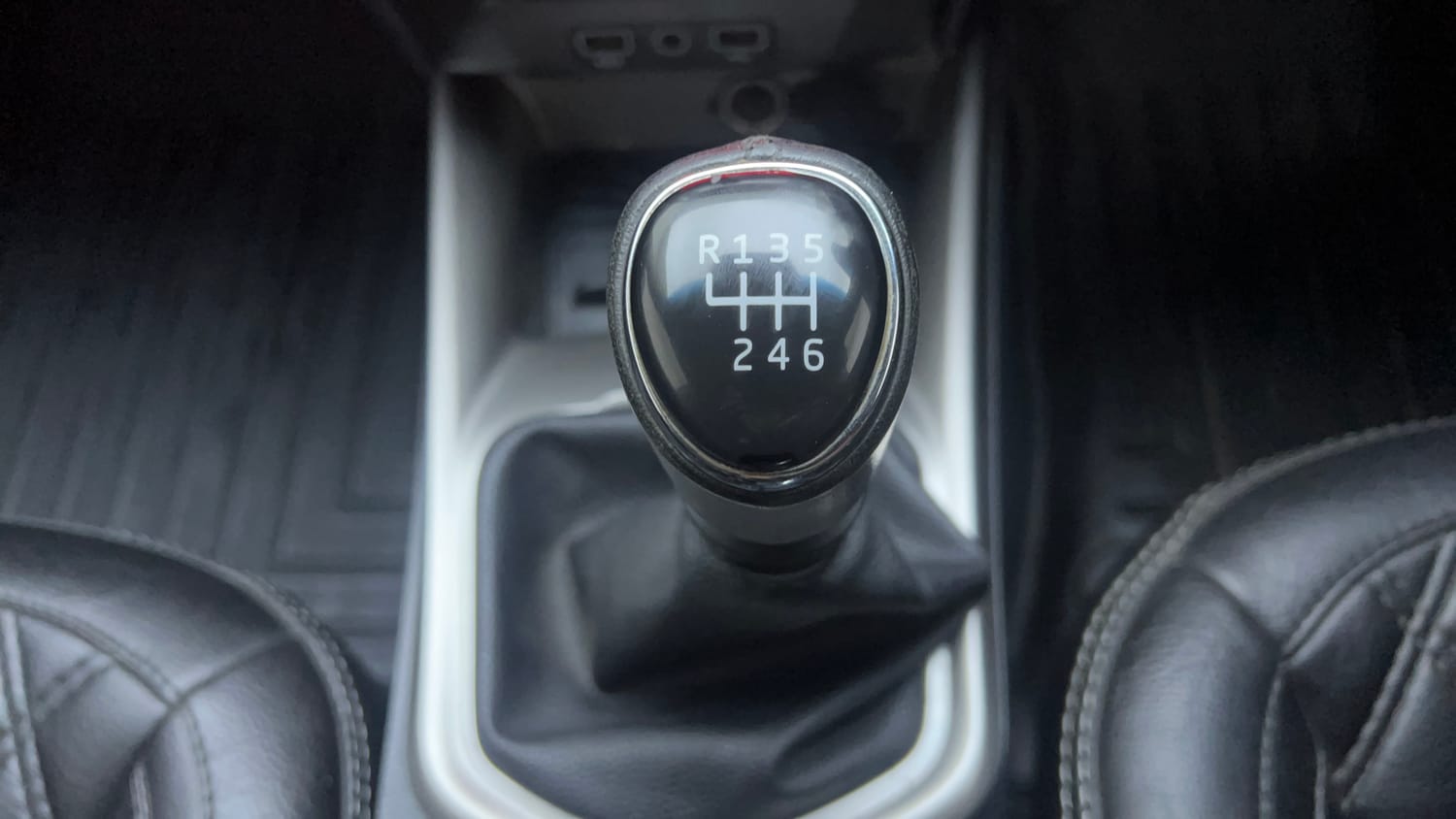 Used 2023 Mahindra XUV 300 W8 1.2 Petrol Petrol Manual interior GEAR  KNOB VIEW