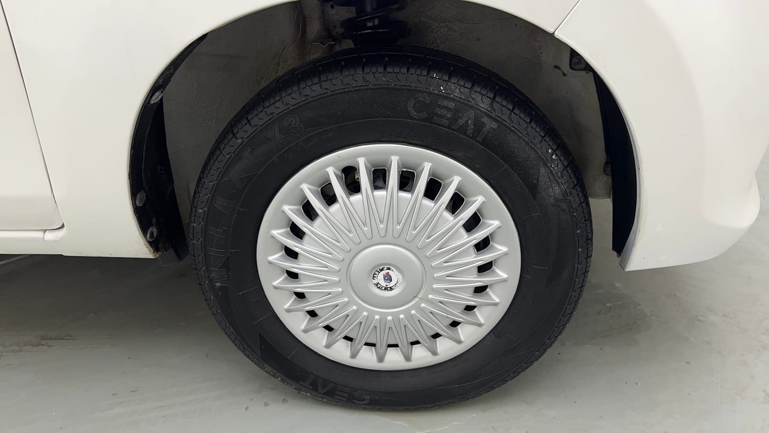 Used 2018 Maruti Suzuki Alto 800 LXi Petrol Manual tyres RIGHT FRONT TYRE RIM VIEW