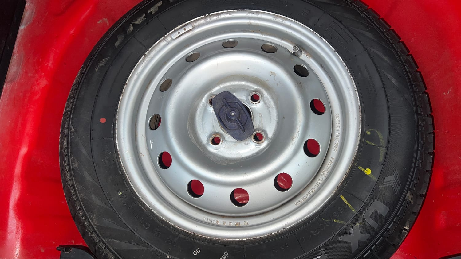 Used 2022 Maruti Suzuki Swift LXi Petrol Manual tyres SPARE TYRE VIEW