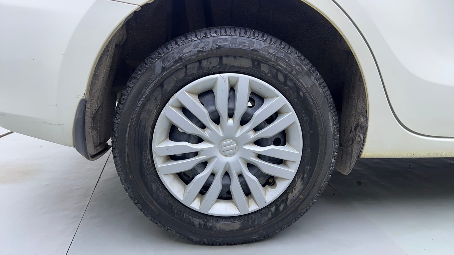 Used 2017 Maruti Suzuki Dzire VXi AMT Petrol Automatic tyres RIGHT REAR TYRE RIM VIEW