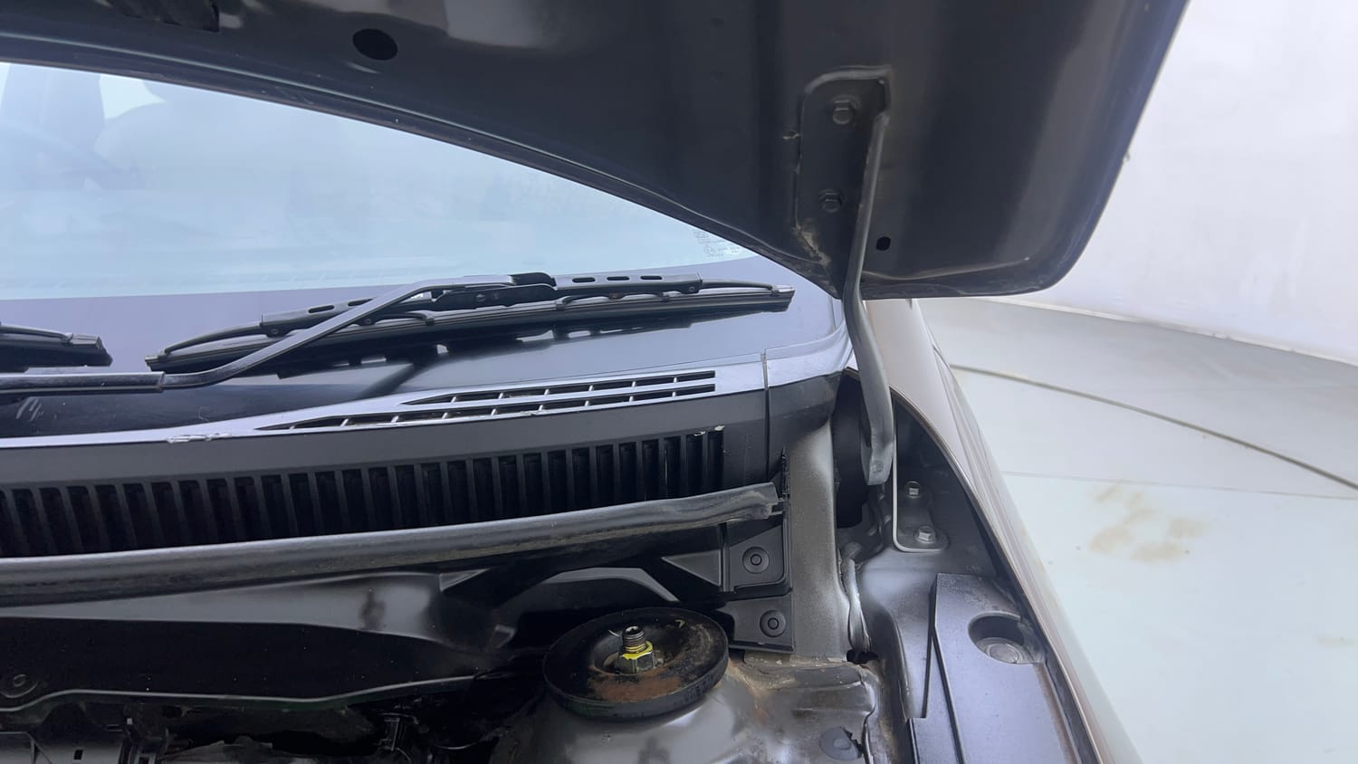 Used 2017 Maruti Suzuki Ciaz ZDi SHVS Diesel Manual engine ENGINE LEFT SIDE HINGE & APRON VIEW