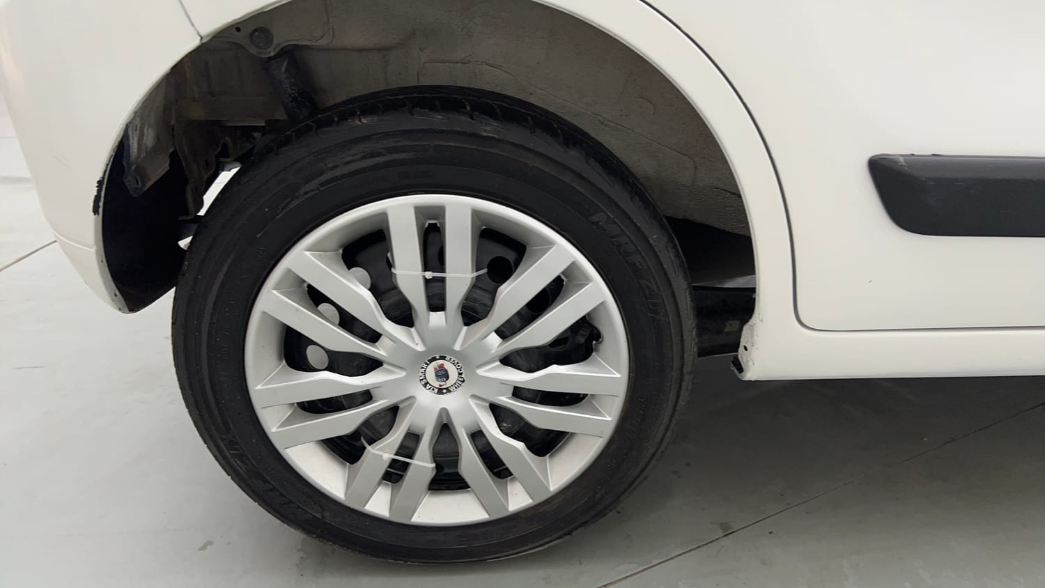 Used 2015 Maruti Suzuki Wagon R 1.0 VXI AMT Petrol Automatic tyres RIGHT REAR TYRE RIM VIEW