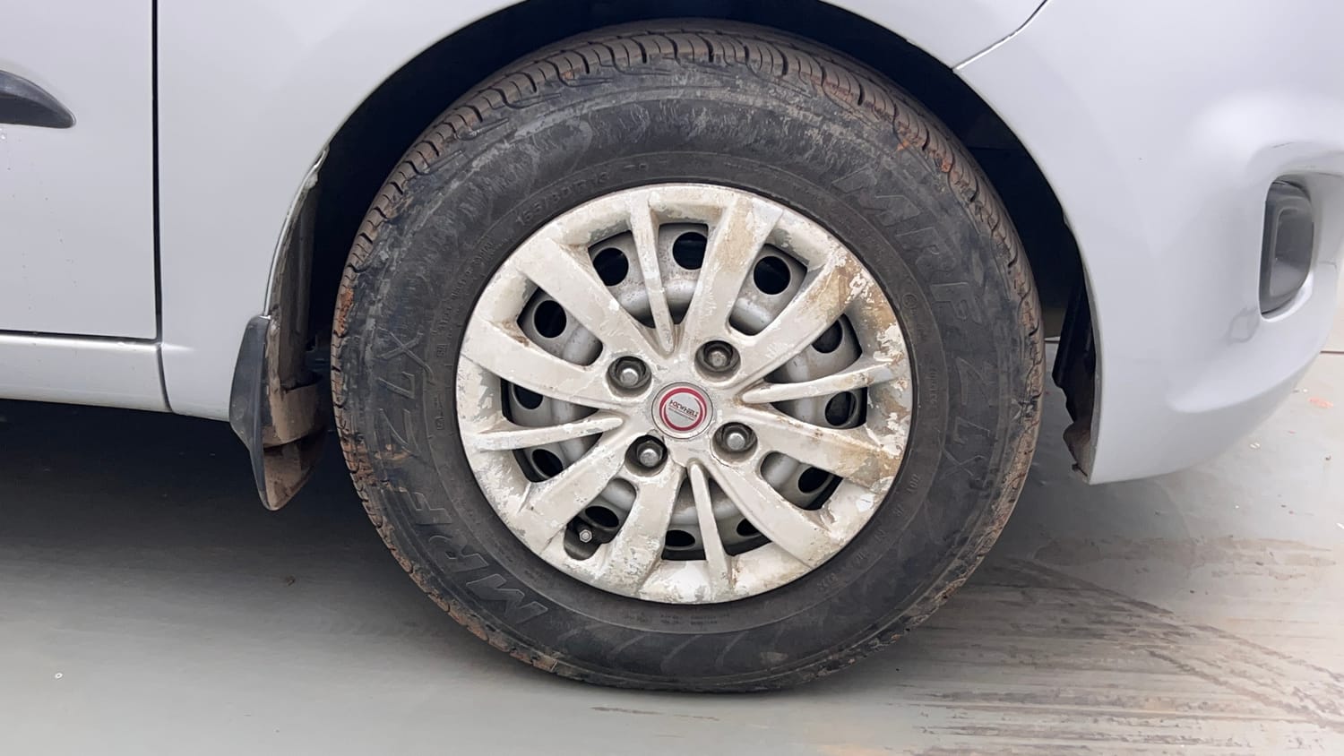 Used 2015 Hyundai i10 Magna 1.1 iRDE2 Petrol Manual tyres RIGHT FRONT TYRE RIM VIEW