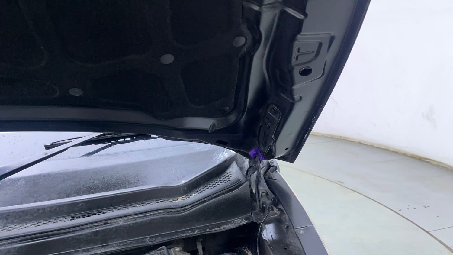 Used 2017 Mahindra KUV100 K6+ 5 STR Petrol Manual engine ENGINE LEFT SIDE HINGE & APRON VIEW
