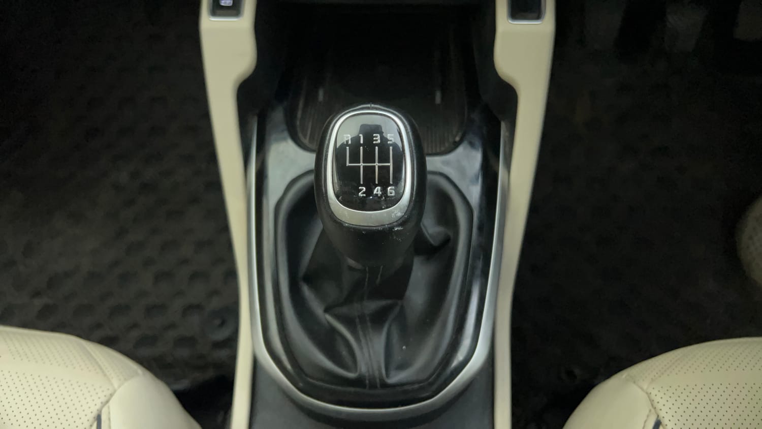 Used 2022 Kia Carens Luxury Plus 1.4 Petrol 7 STR Petrol Manual interior GEAR  KNOB VIEW
