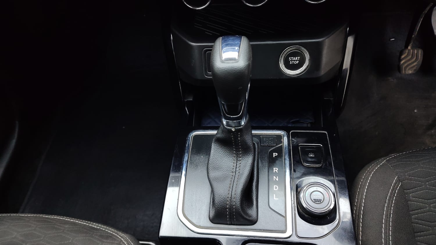 Used 2021 Renault Kiger RXZ Turbo CVT Dual Tone Petrol Automatic interior GEAR  KNOB VIEW