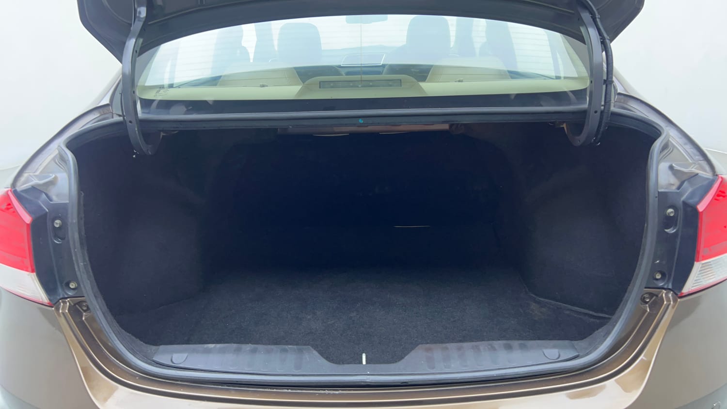 Used 2017 Maruti Suzuki Ciaz ZDi SHVS Diesel Manual interior DICKY INSIDE VIEW